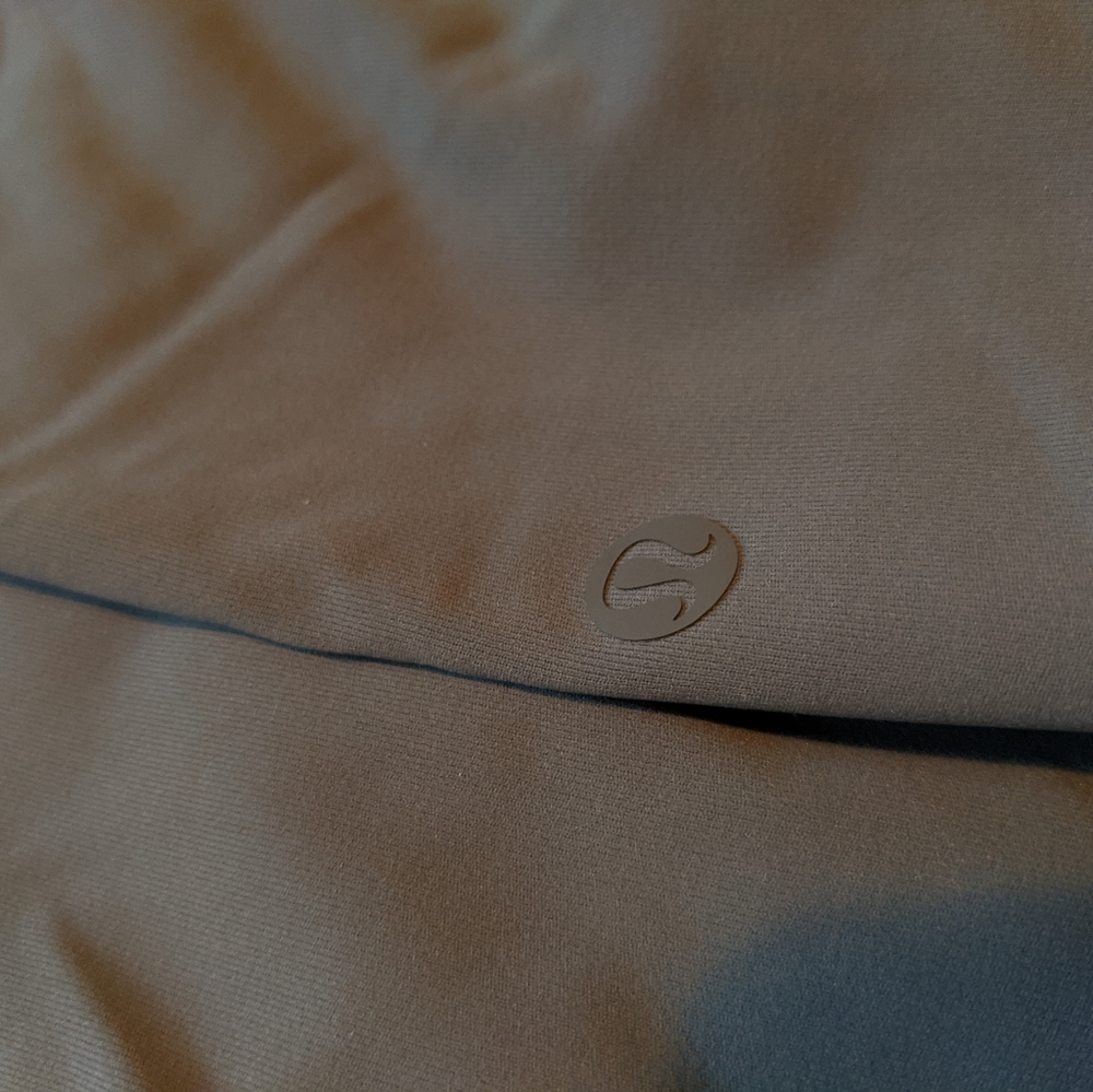 Lululemon On the Fly Shorts size 8 - Picture 4 of 7